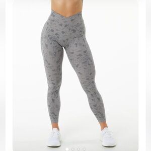 Alphalete Surface leggins Size Small in Pebble print stone grey